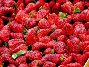 keep your teeth white with strawberries